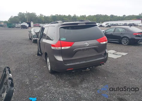 2012 Toyota Sienna Xle V6 8 Passenger z USA, uszkodzony, nr VIN 5TDYK3DCXCS238622